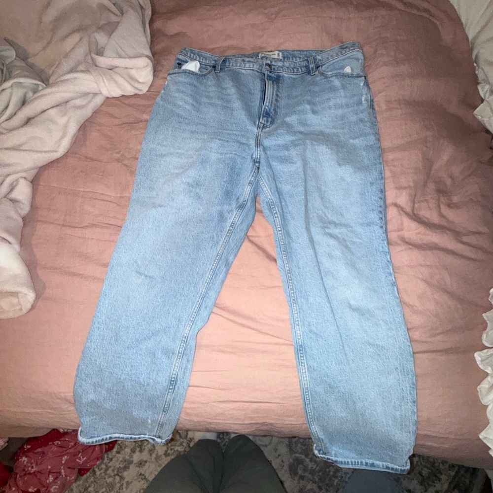 Abercrombie 90s straight leg Jeans! Medium wash
